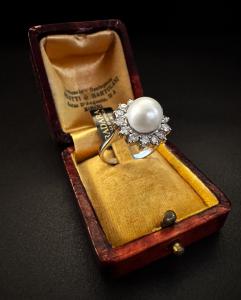 Anello  con  Perla  e  .Diamanti  